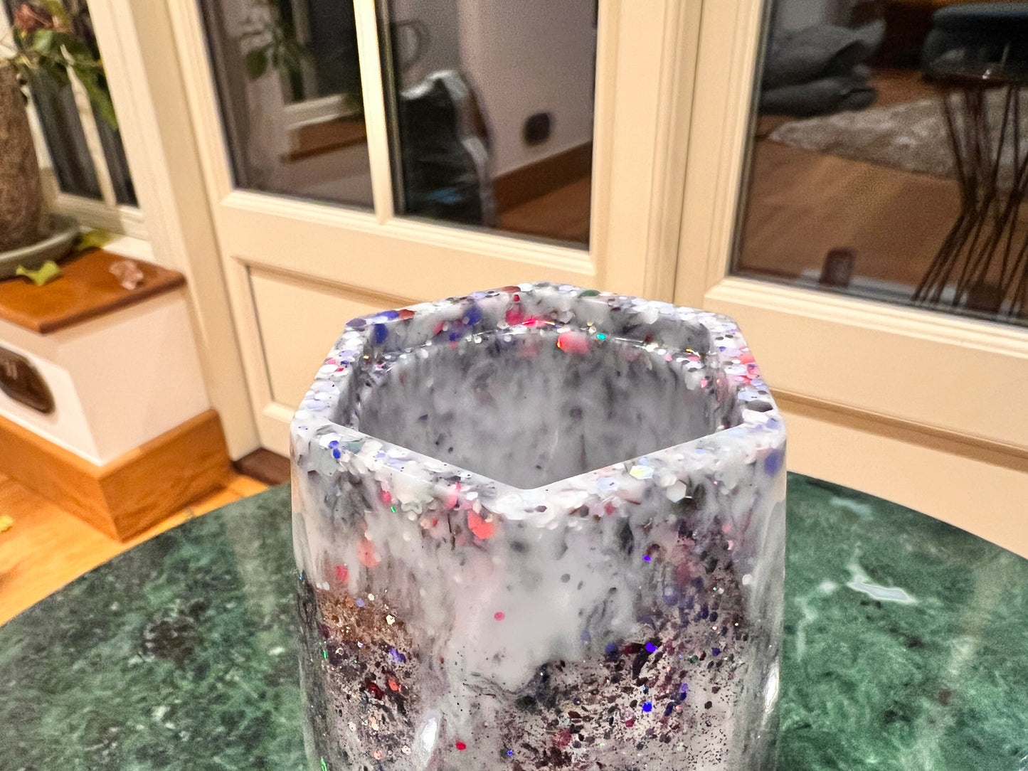 White Snow Drop Swirl Pot