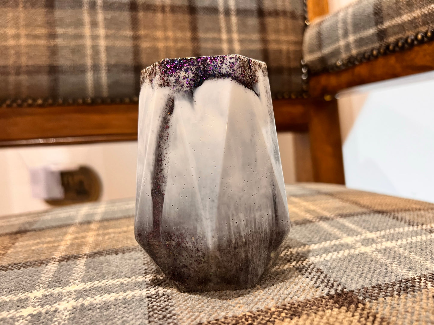 White Snow Drop Swirl Pot