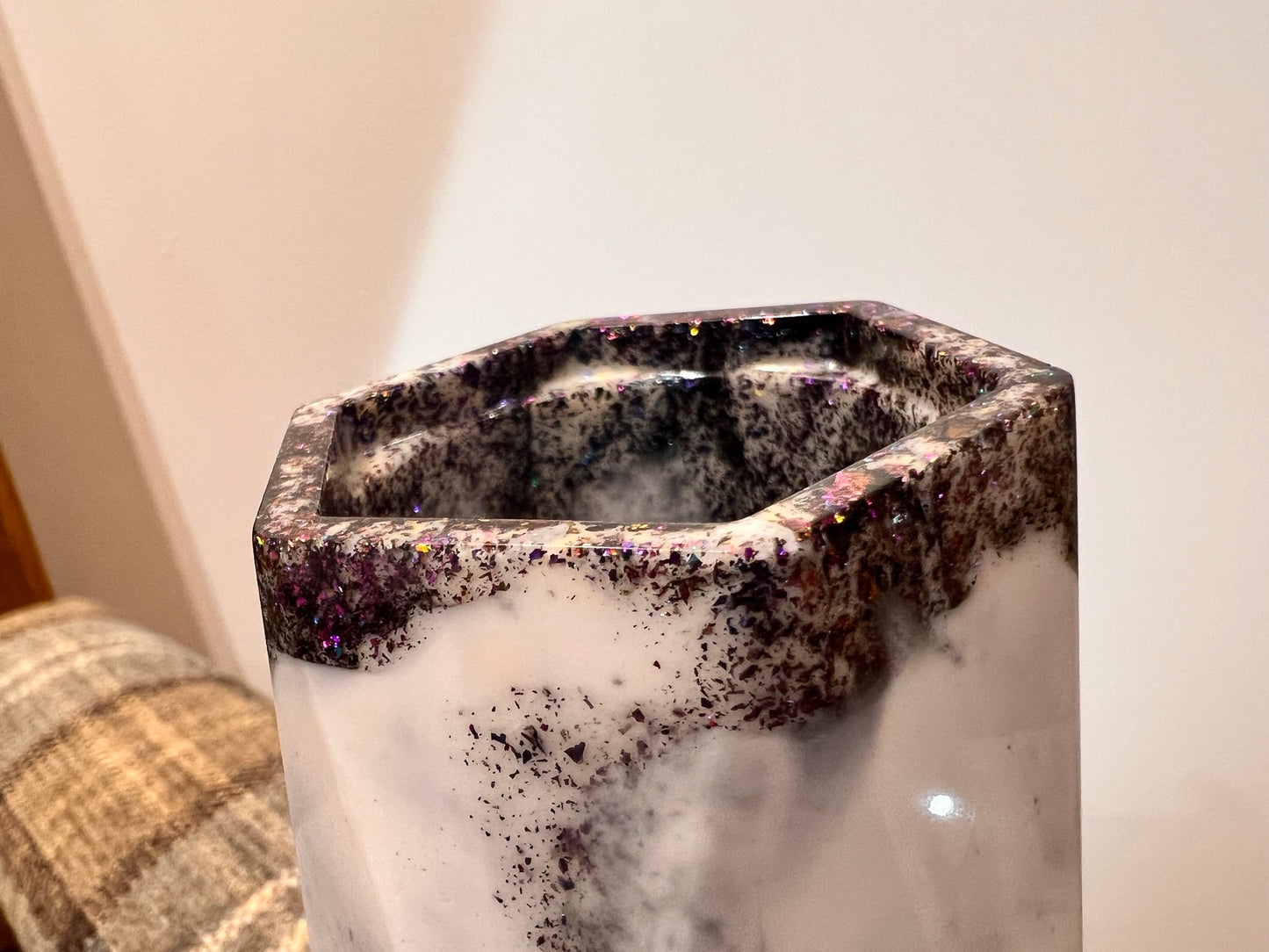 White Snow Drop Swirl Pot